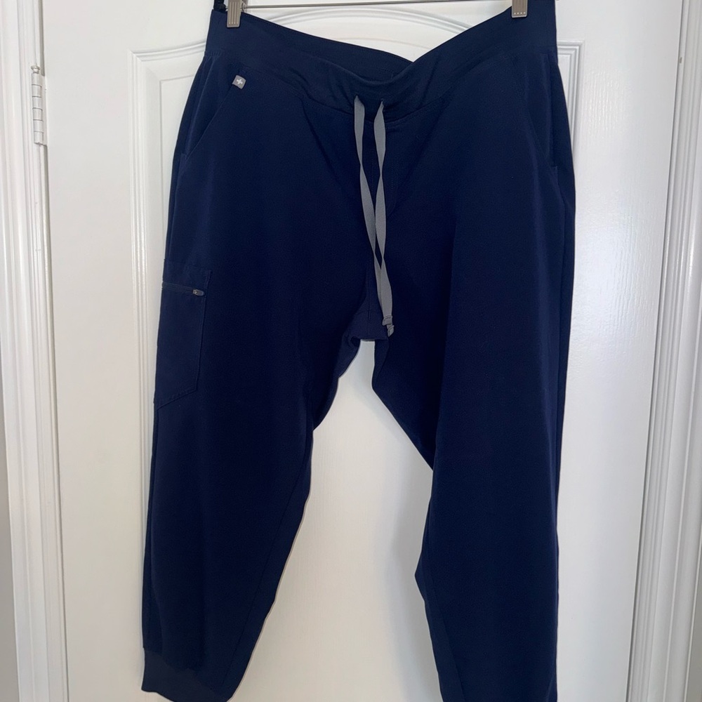FIGS Women’s Navy Zamora Petite Jogger Scrub Pants